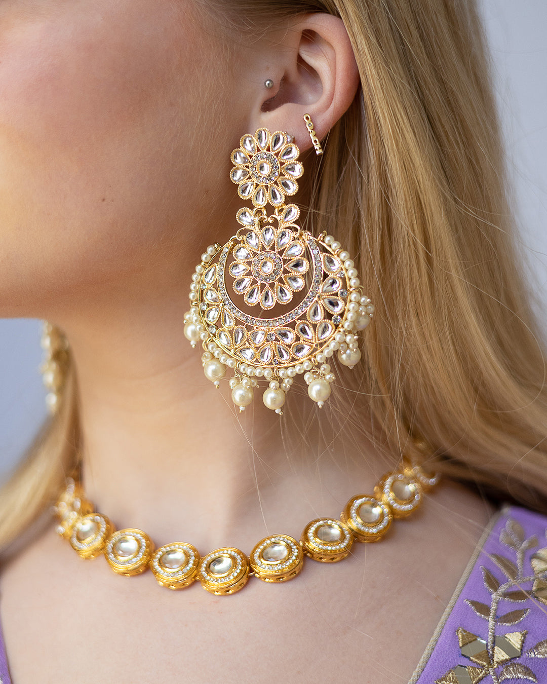 Beautiful Golden Earring - Rent