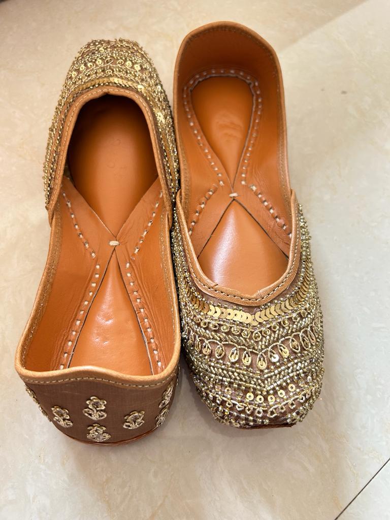 GOLD Hand Embroidered Jutis LE BAFFI