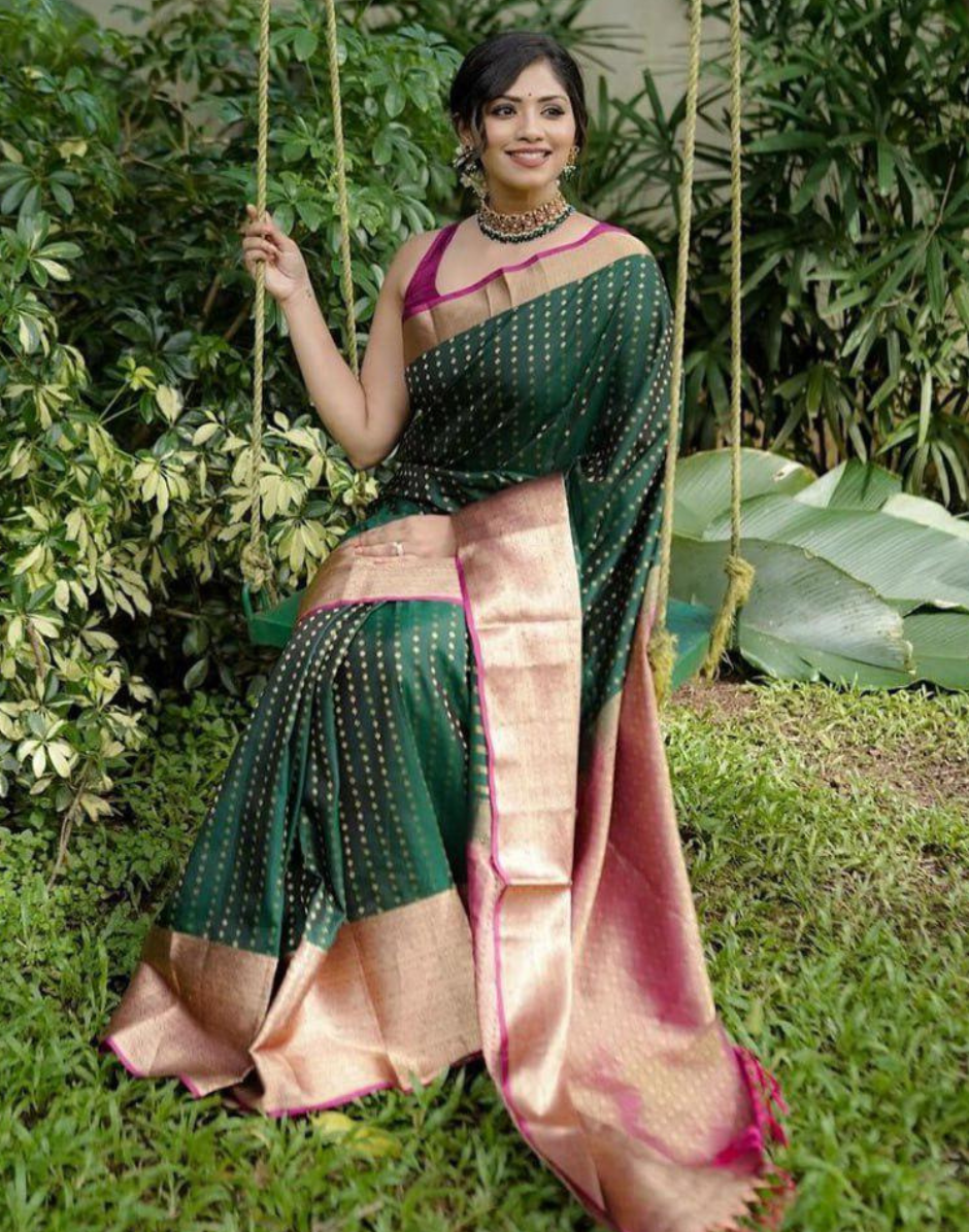 Graceful Green Saree with Intricate Jacquard Work & Designer Pallu Perfect for Celebrations_2