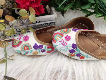 White Floral Embroidery Juttis