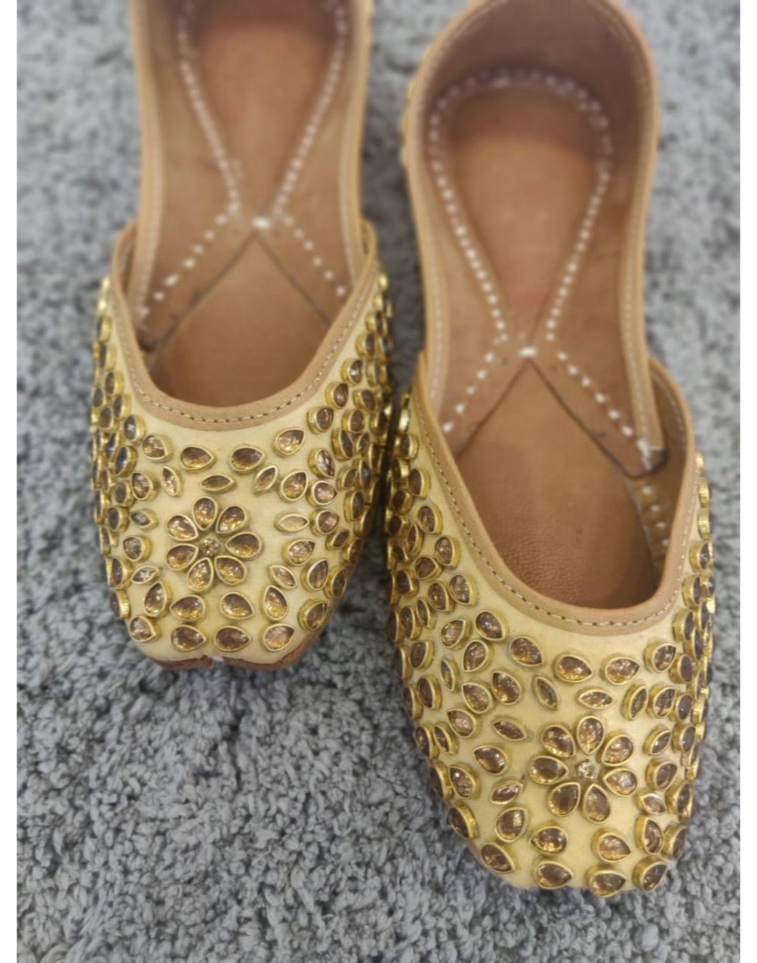 Punjabi Juttis-Women-Glamourental