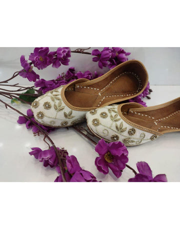 Punjabi Juttis-Women-Glamourental